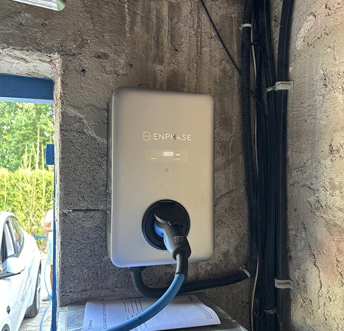 Installation de borne de recharge voiture électrique à Nans-les-Pins : une réalisation Nextek sur borne Enphase 11 kW